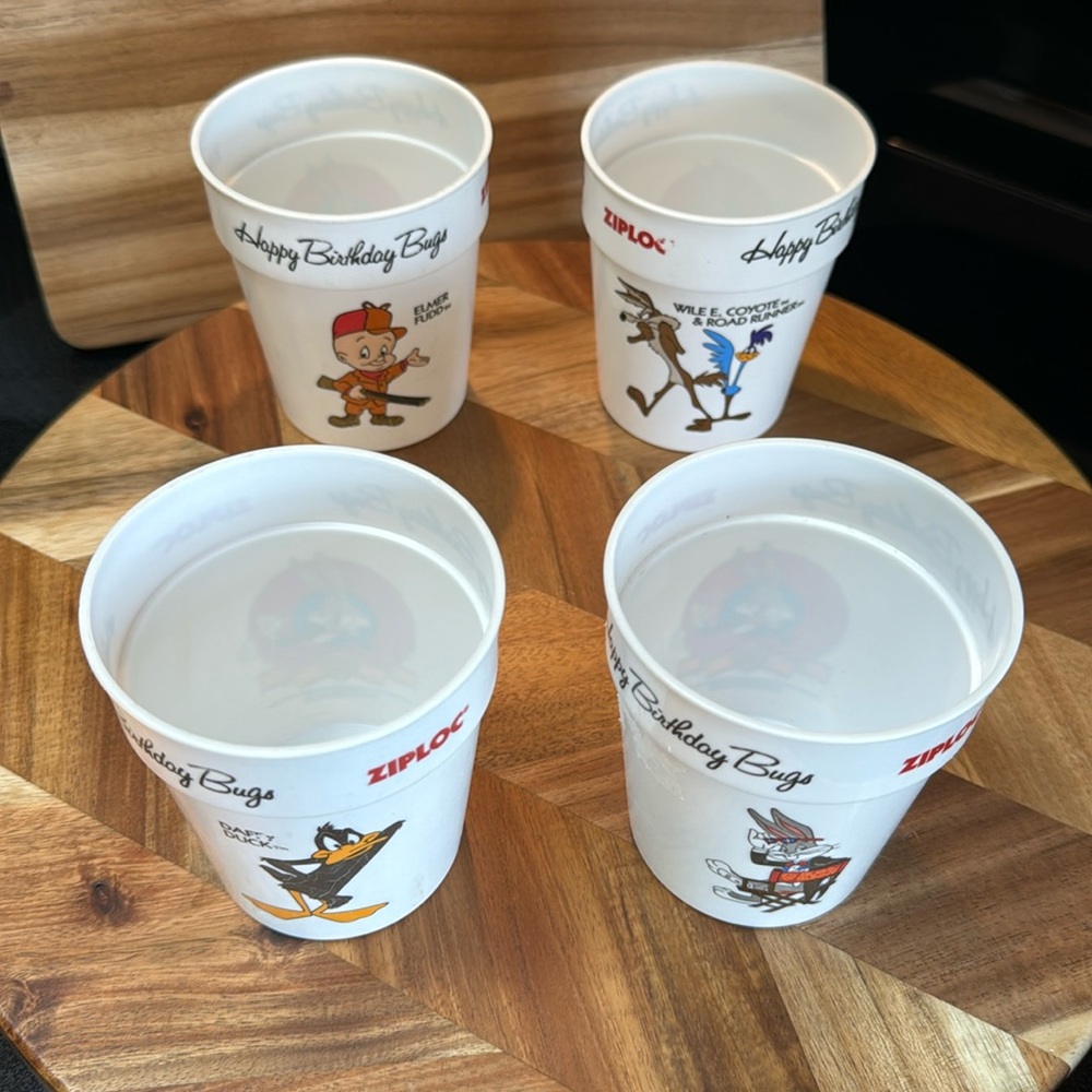 Set of 4 Stacking Warner Bros Ziploc 1989 Happy Birthday Bugs 50th cups